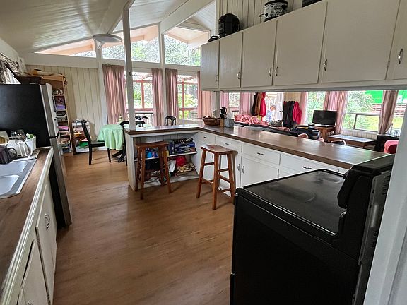 Bright and open kitchen, fully equipped with dishes and all kitchen appliances.