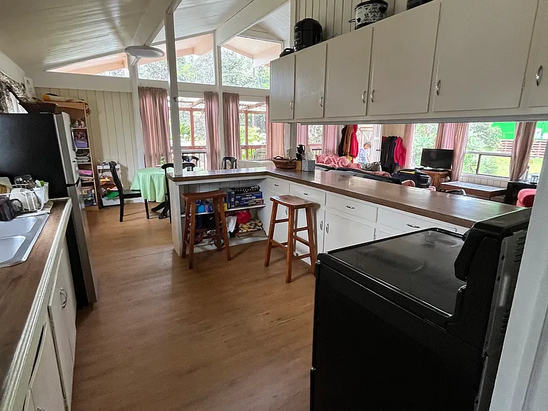 Bright and open kitchen, fully equipped with dishes and all kitchen appliances.