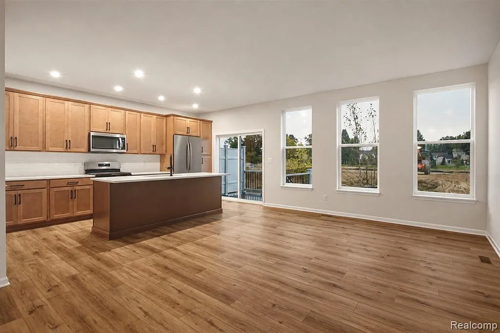 3 bed, 2.5 bath, 1921 sqft, $3,500 — Photo 2