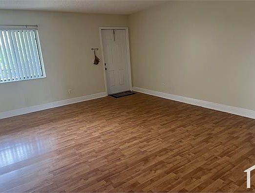 5th image of 1217 Meadows Cir #1217
