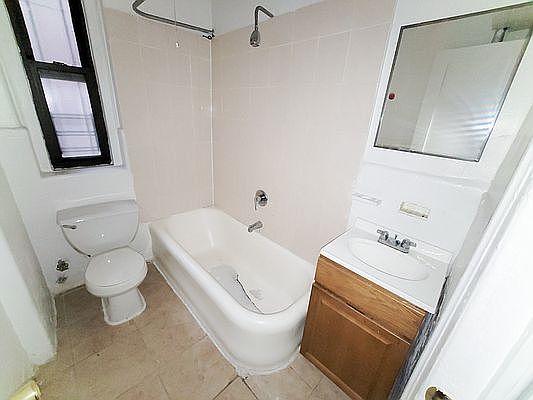3rd image of 1715 Walton Ave #6X