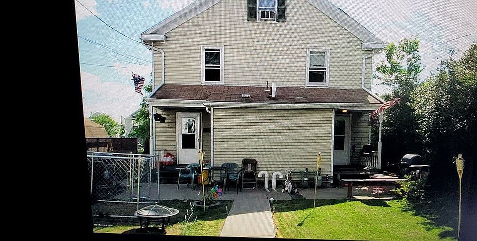 2nd image of 62 Penn St