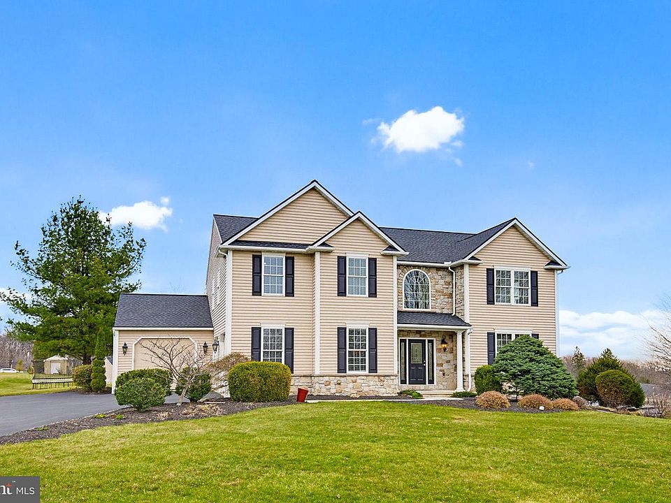 1st image of 4 Saint Andrews Dr