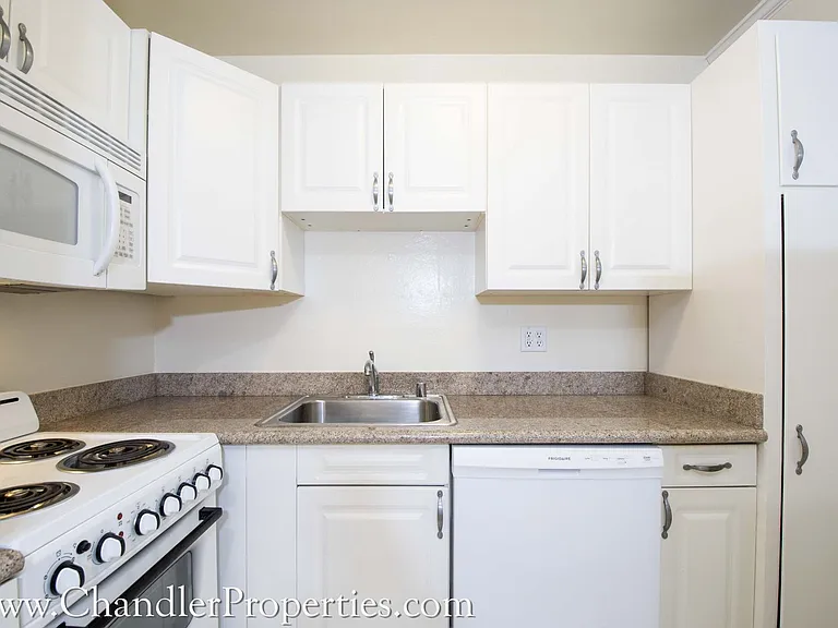 1911 Greenwich St — Photo 4