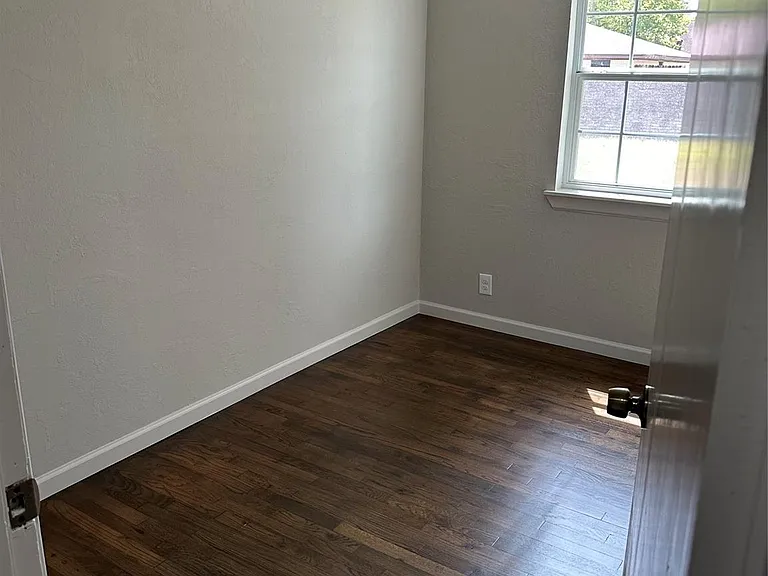 2502 Kingsdale Dr — Photo 12