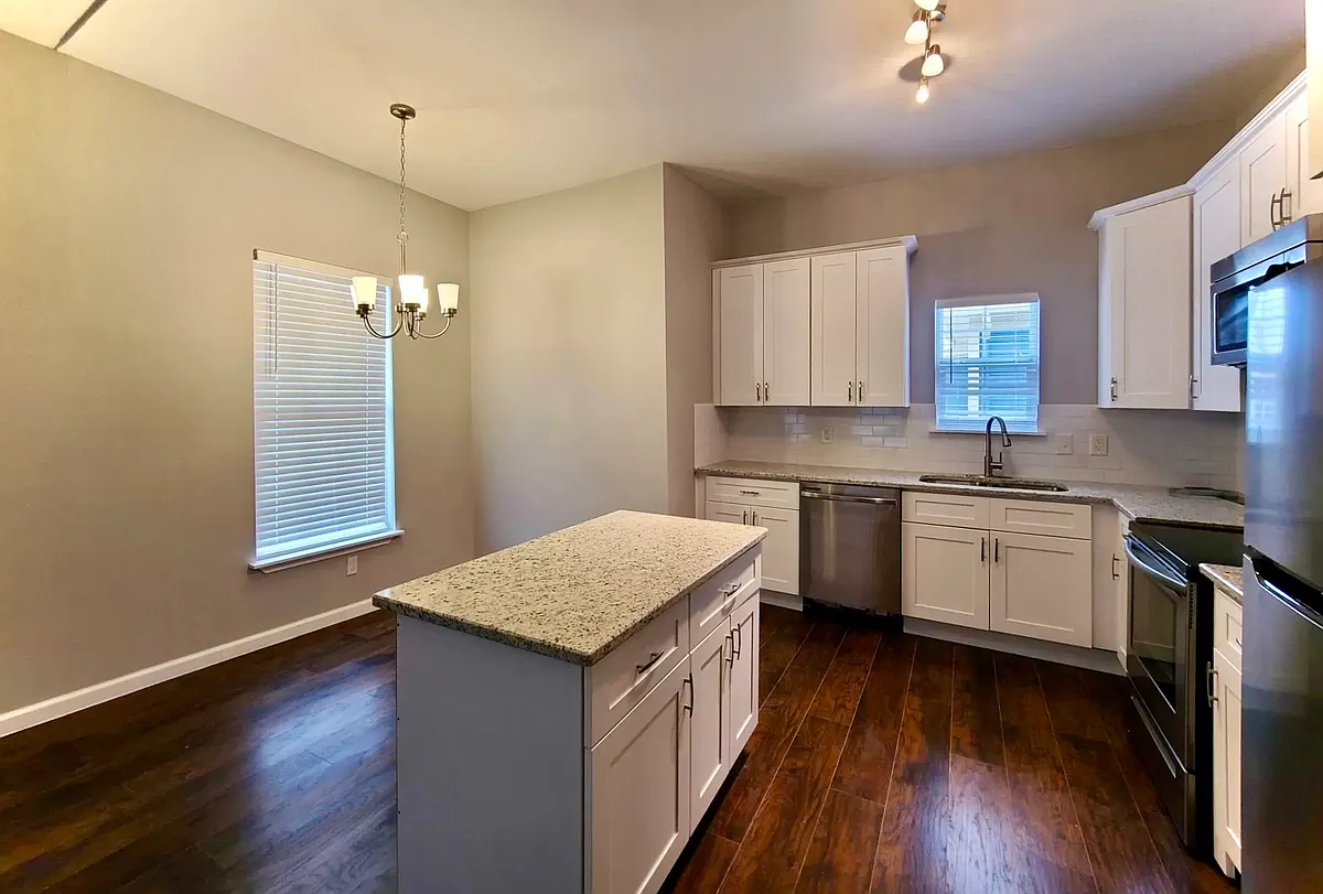 Building Photo - 228 Lotus St #201