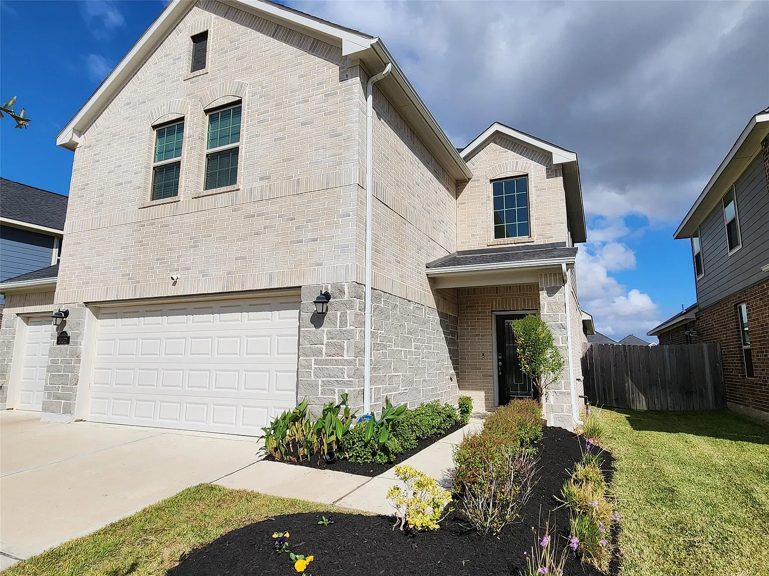 4 bed, 2.5 bath, 2120 sqft, $2,395 — Photo 2