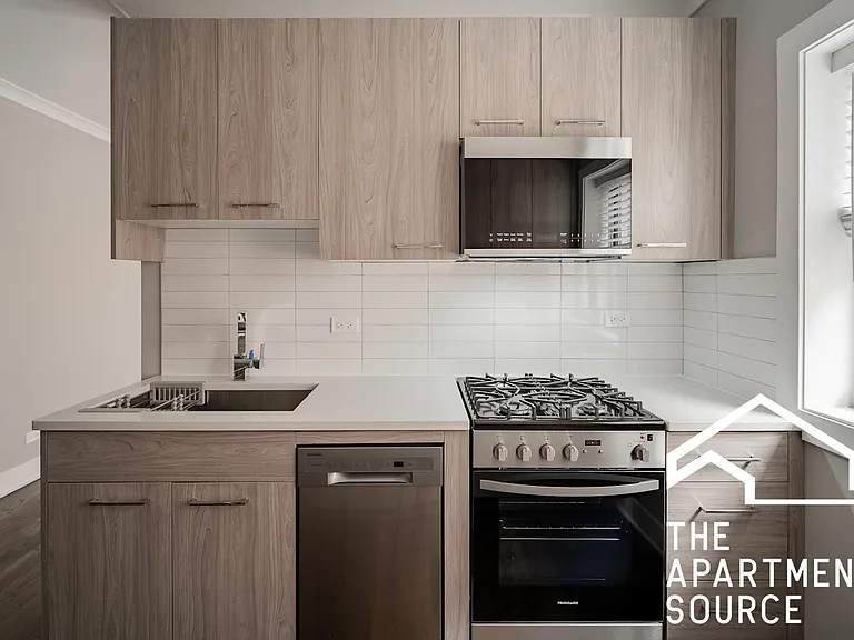 5119 W Montrose Ave #B — Photo 2