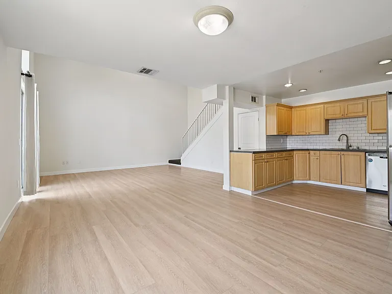 628 W 30th St #101 — Photo 2