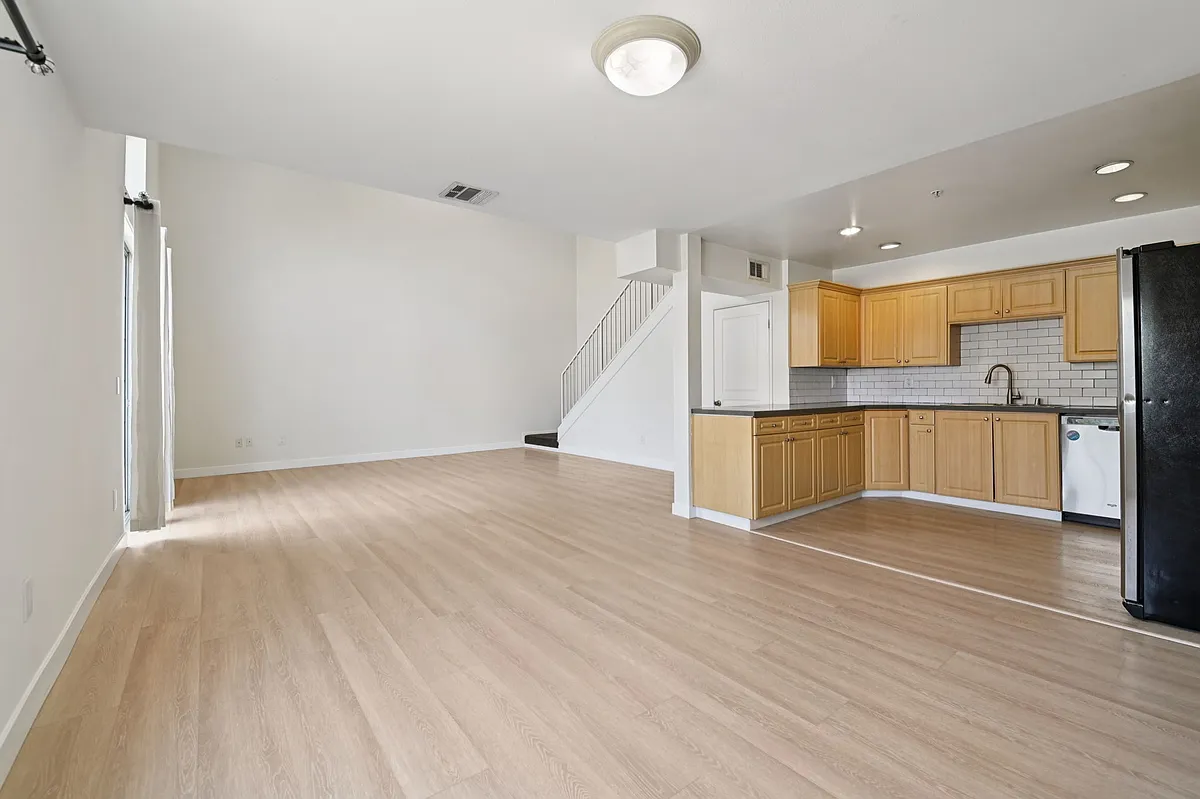 Photo 2 of 12 - 628 W 30th St #101 - Los Angeles, CA Building Photo - 628 W 30th St #101