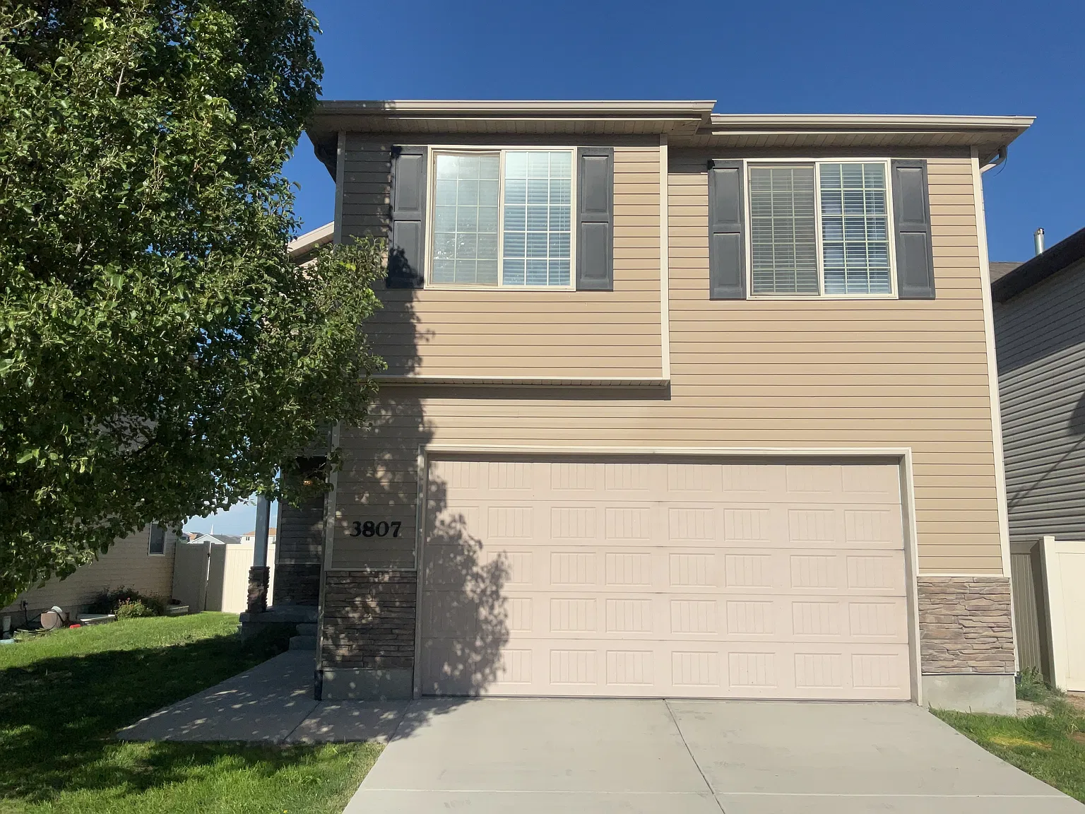 4 bed, 2.5 bath, 2673 sqft, $2,555 — Photo 1