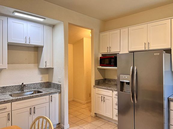 3rd image of 1827 Gardenia Ave #B-4