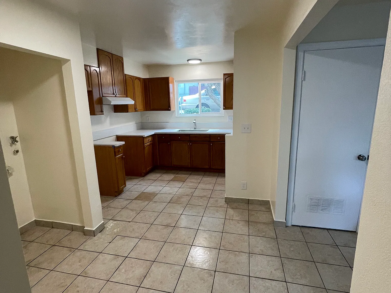 4 bed, 1350 sqft, $3,400 — Photo 4