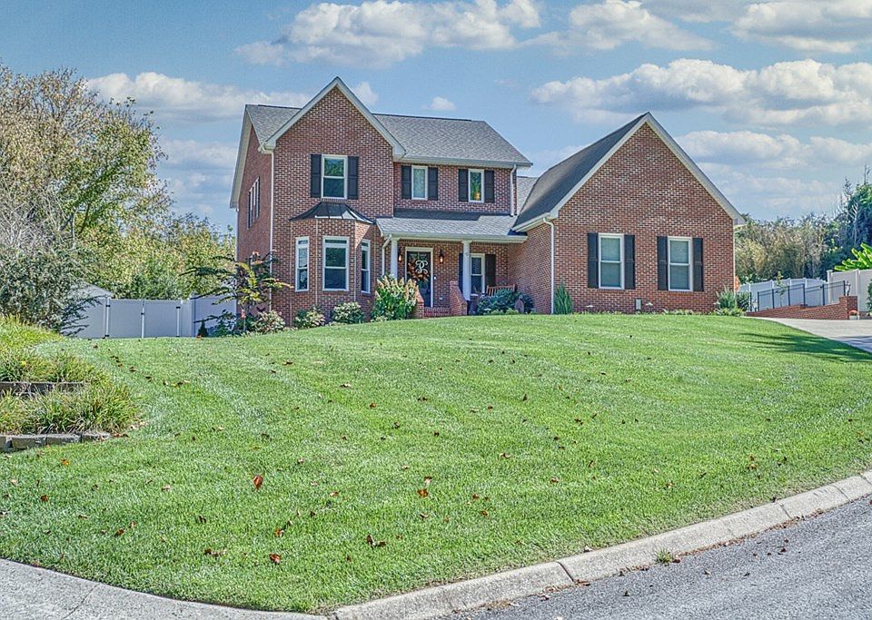 2nd image of 482 E Hampton Ct
