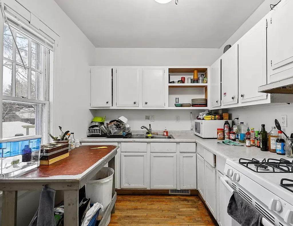 6 bed, 3190 sqft, $3,300 — Photo 2