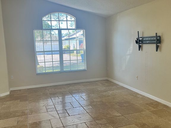 2nd image of 1595 Forest Hills Ln