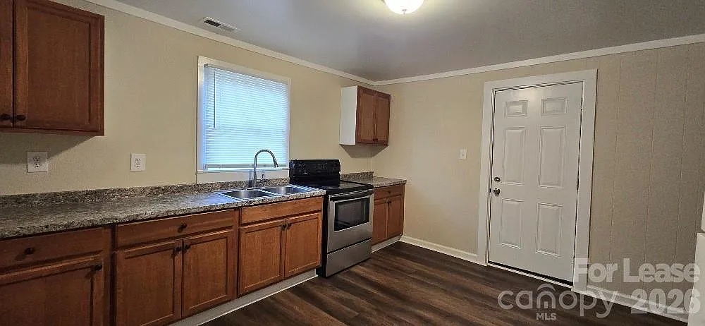 2 bed, 1.0 bath, 841 sqft, $960 — Photo 2