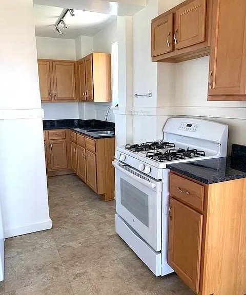 3 Bed - 1.5 Bath Renovated Kitchen 3 Bed - 1.5 Bath Renovated Kitchen