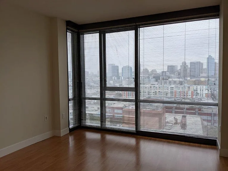 260 King St #1401 — Photo 18