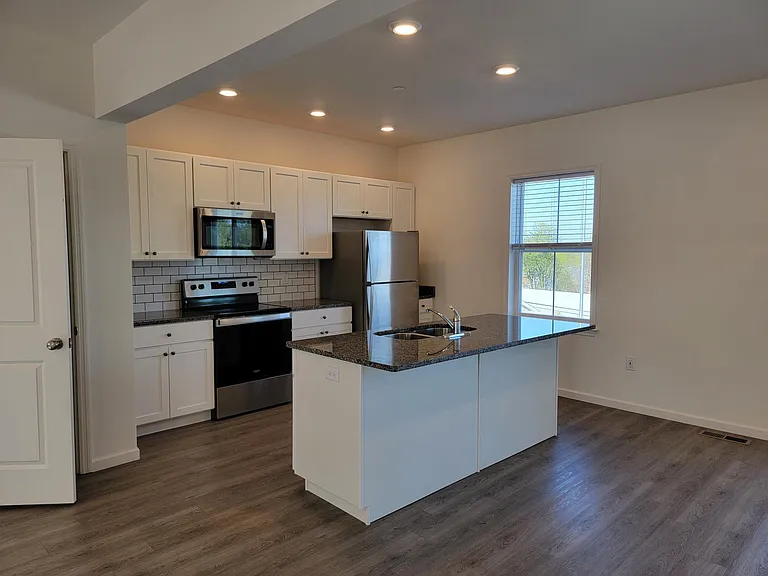 4620 Commerce St — Photo 8