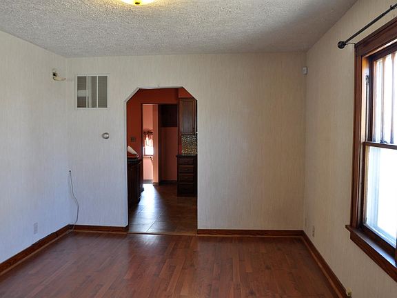 4th image of 501 E 1st St