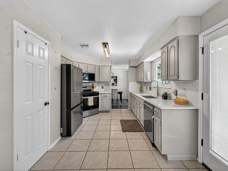 2712 Buckeye Trl — Photo 9