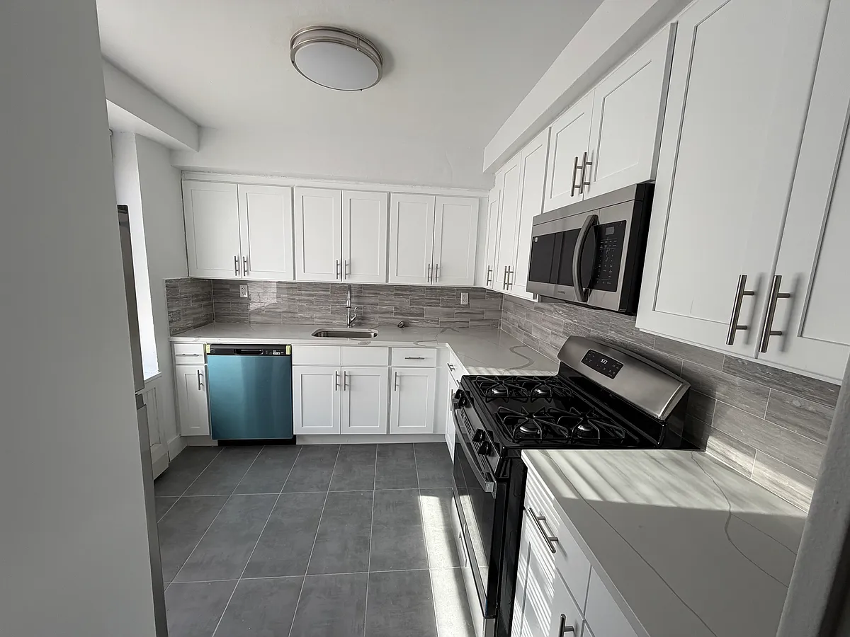 Building Photo - 186th Ln