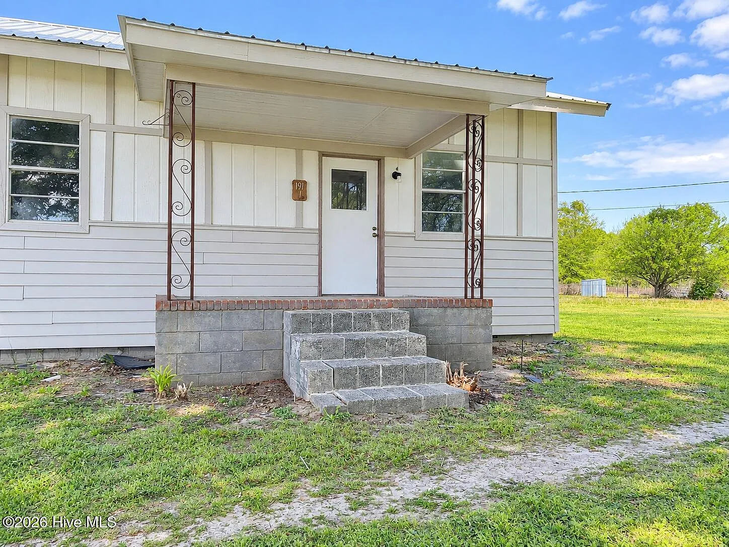 2 bed, 1.0 bath, 900 sqft, $1,000 — Photo 1