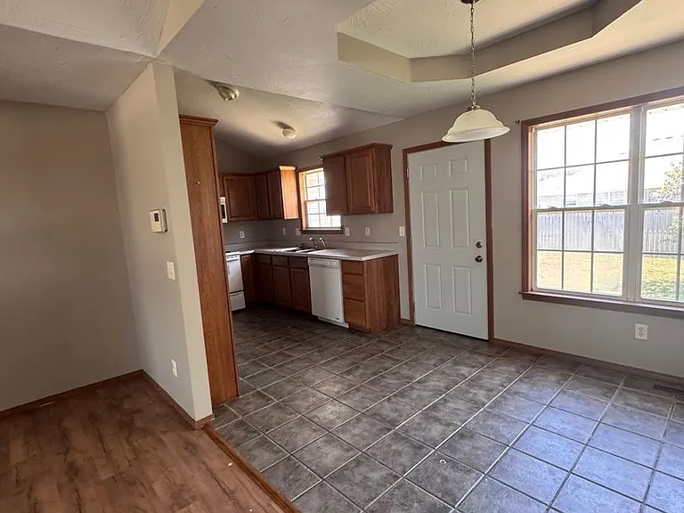 508 N Douglas Dr — Photo 9