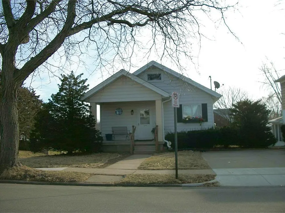 1296 N Algona St