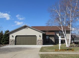 718 Strawberry Ln, Kimberly, WI 54136