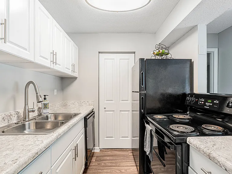 Rivercreek Apartments — Photo 16