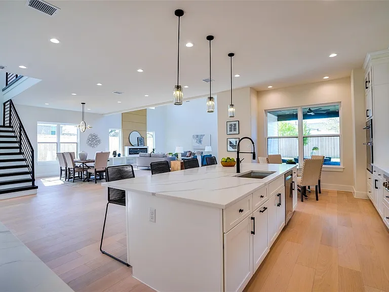 3611 S Versailles Ave — Photo 6