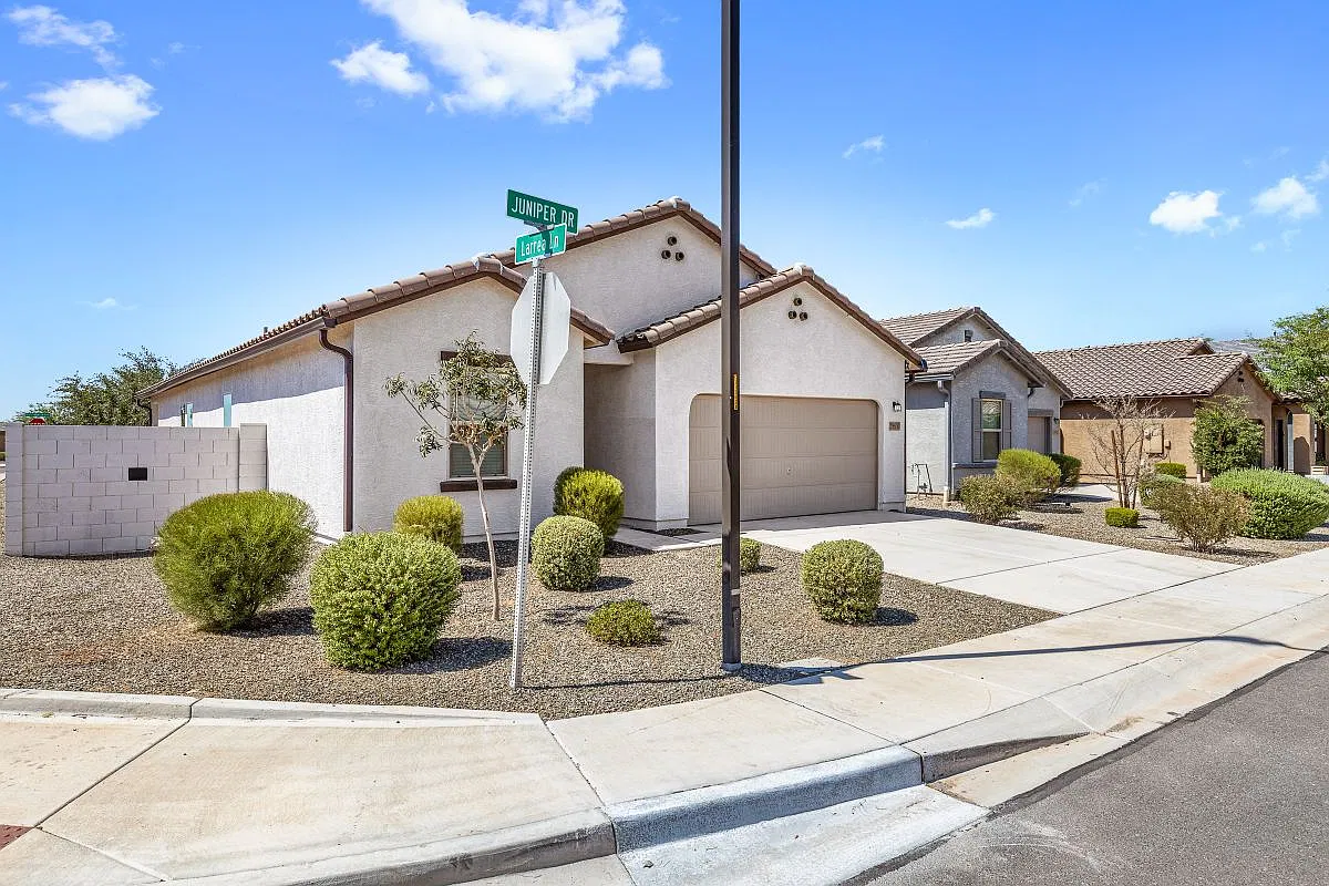 4 bed, 3.0 bath, 1914 sqft, $2,200 — Photo 3