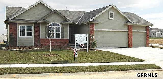 1st image of 829 S 190th Ave