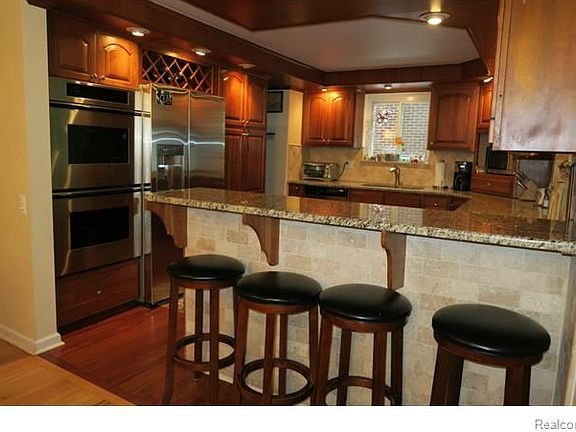 4th image of 740 Anita Ave