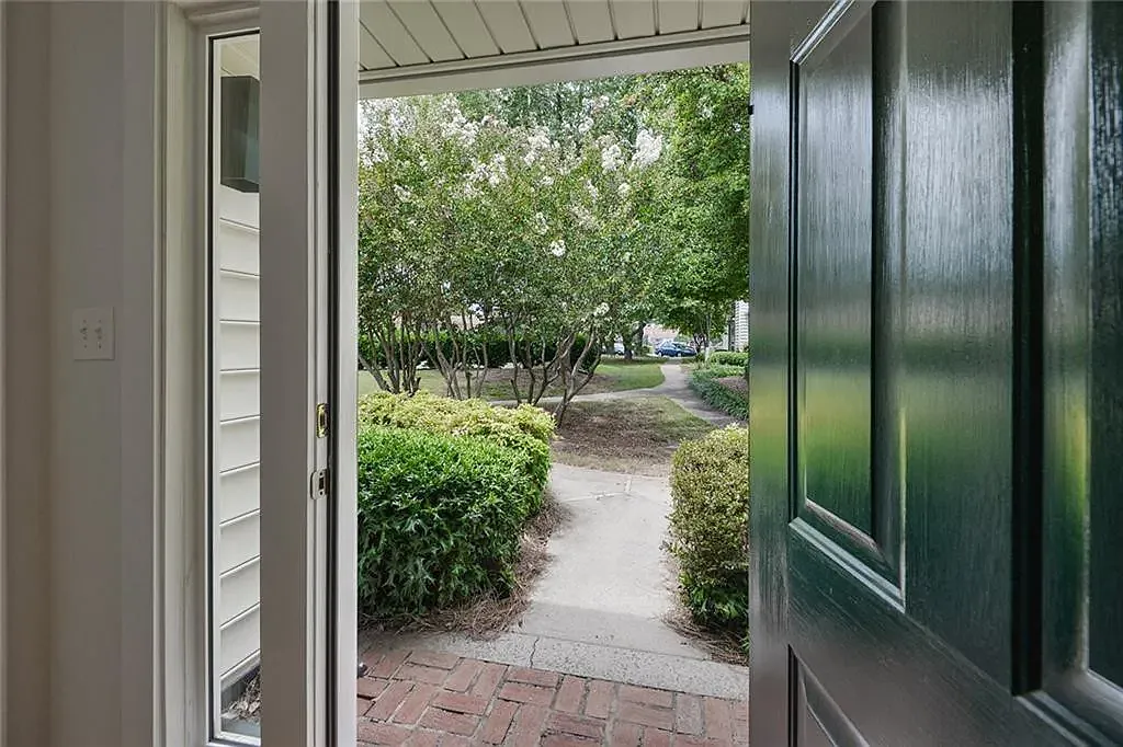 Building Photo - 802 Serramonte Dr