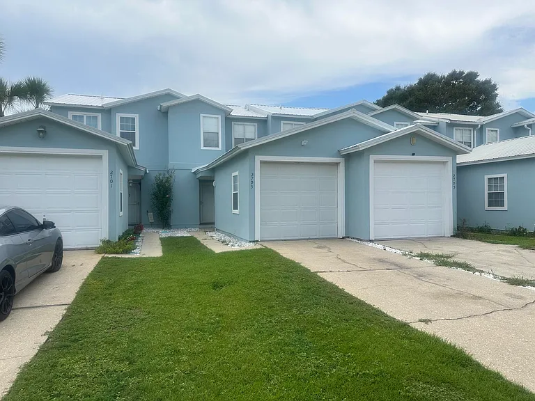 2703 Bay Club Dr — Photo 3