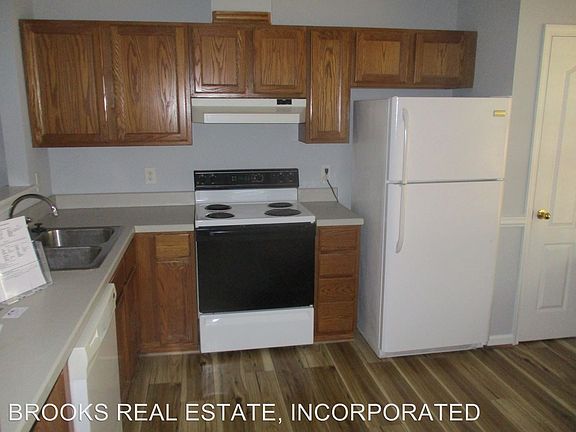3rd image of 809 Oak Springs Ct