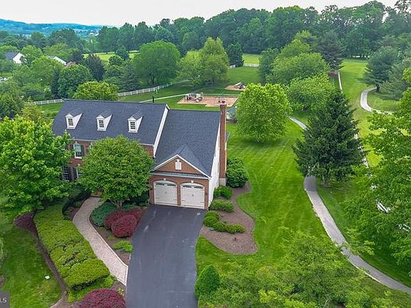 3rd image of 9908 Wentworth Pl