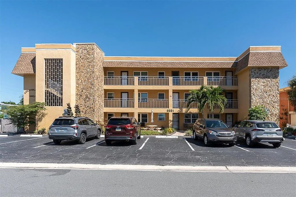 2 bed, 2.0 bath, 827 sqft, $2,450 — Photo 2
