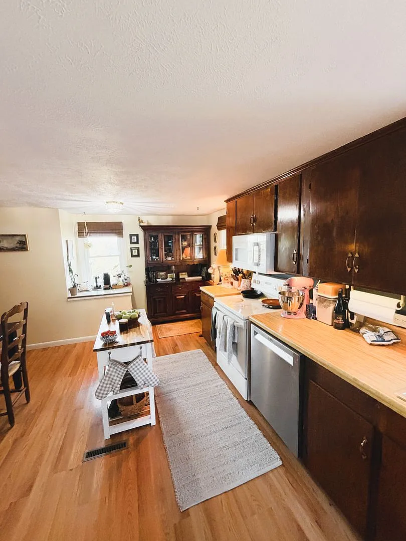 Cozy single family home just outside city limits — Photo 3