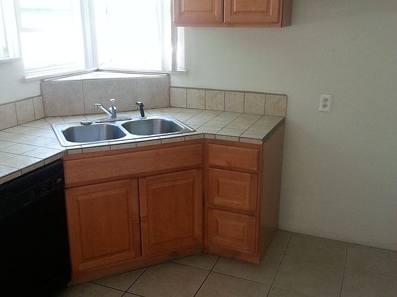 2nd image of 11475 Oxnard St