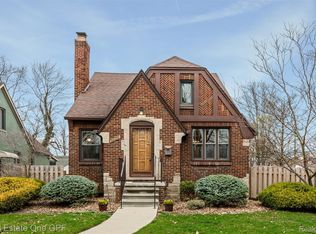 1488 Roslyn Rd, Grosse Pointe Woods, MI 48236