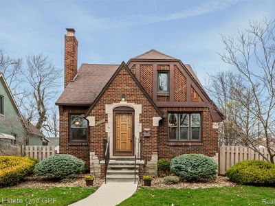 1488 Roslyn Rd, Grosse Pointe Woods, MI, 48236