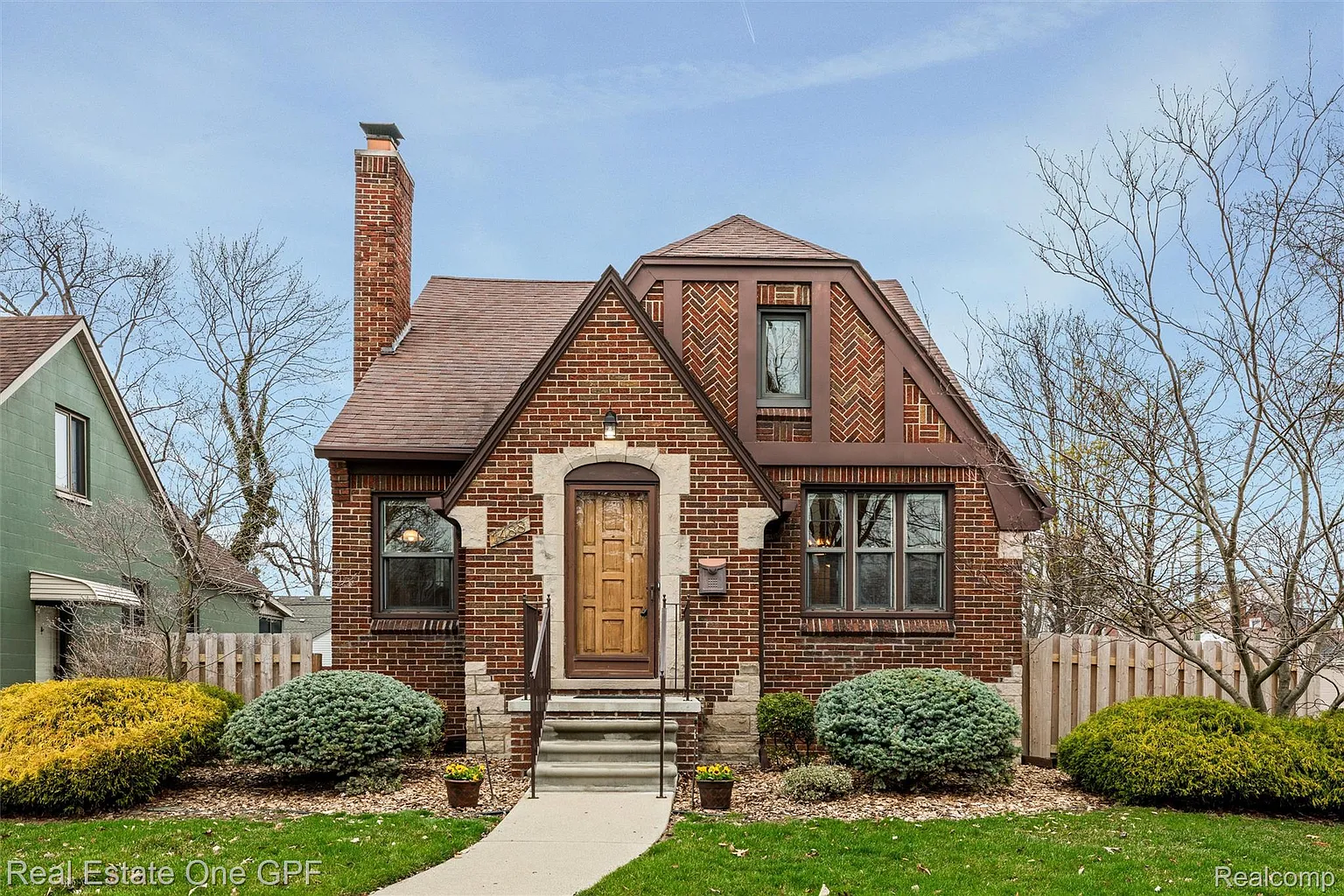 1488 Roslyn Rd photo 1