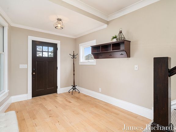 3rd image of 512 Lake Ave