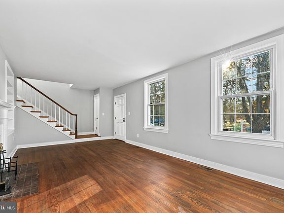 5th image of 711 Mary Ball St