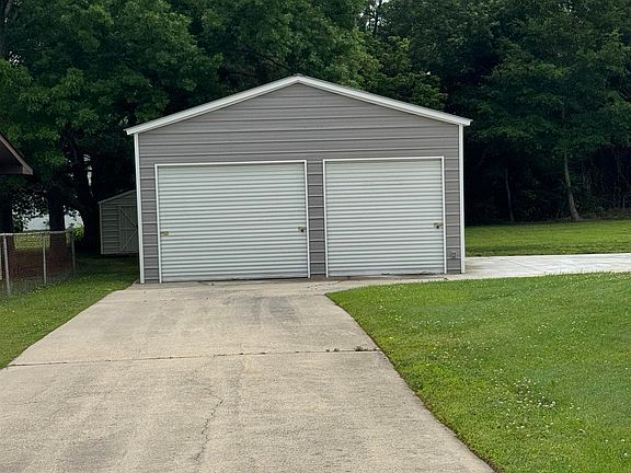 3rd image of 402 Alicia St
