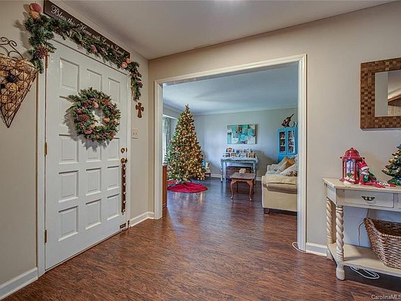 5th image of 2405 Woodleigh Dr